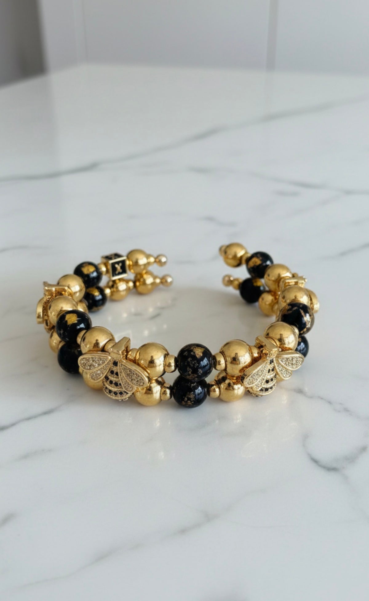 CUATRO ABEJAS DE ORO